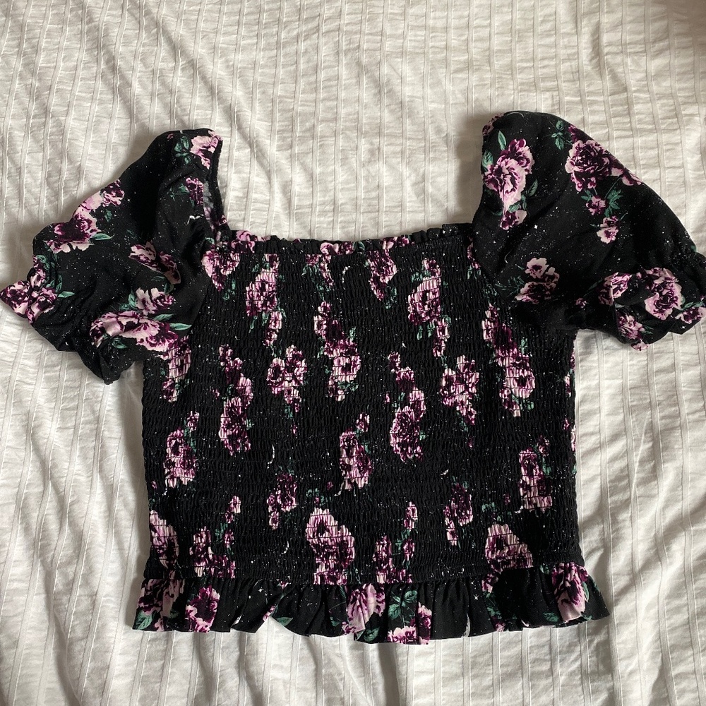 Hot Topic cropped puff sleeved blouse